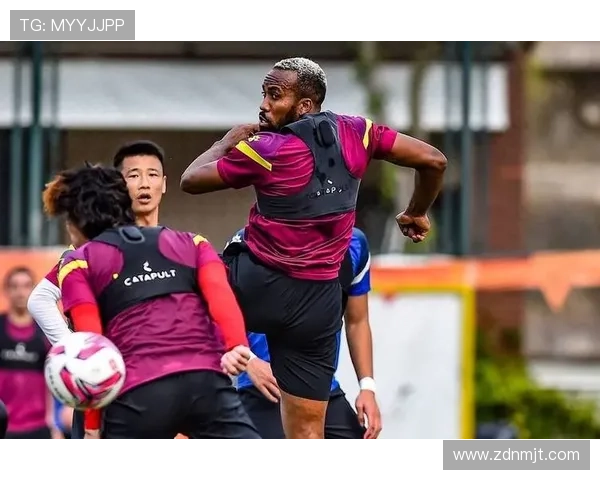 亚历斯祖现身蓉城热身赛十三战